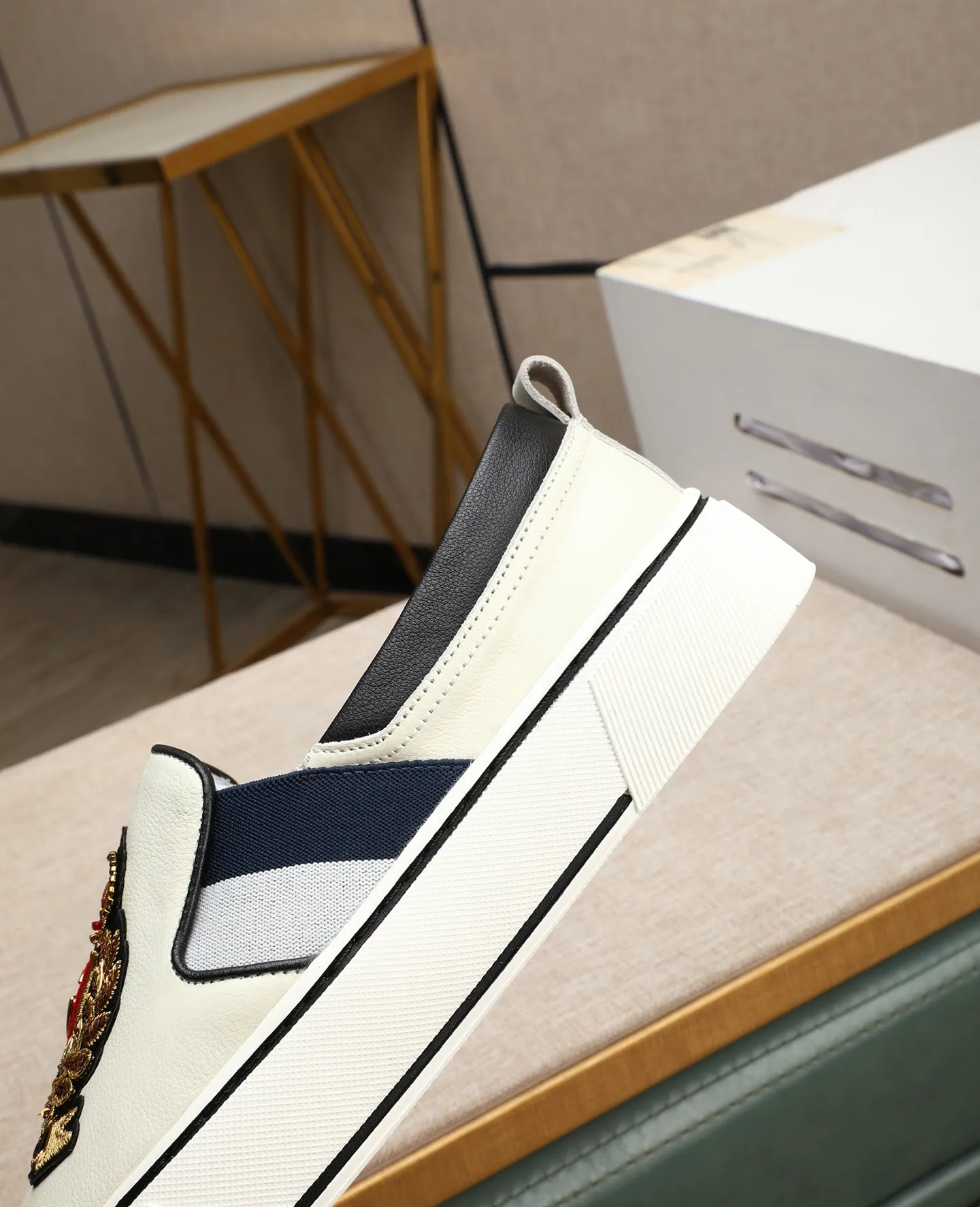 Men's shoes 💰460 GUCCI🔍🔍The latest models are on sale at the same time at the counter. Original calfskin imported from Italy, genuine leather lining, (high-end, extravagant, and classy) with exquisite workmanship. Soles: Original soles specially provided by the original factory. ⚠Exclusive double-layer movable molded soles are super comfortable⚠. Photos of the real thing🎬The real thing is even better🔍🔍"High quality·Follow the order" Code number 38-44